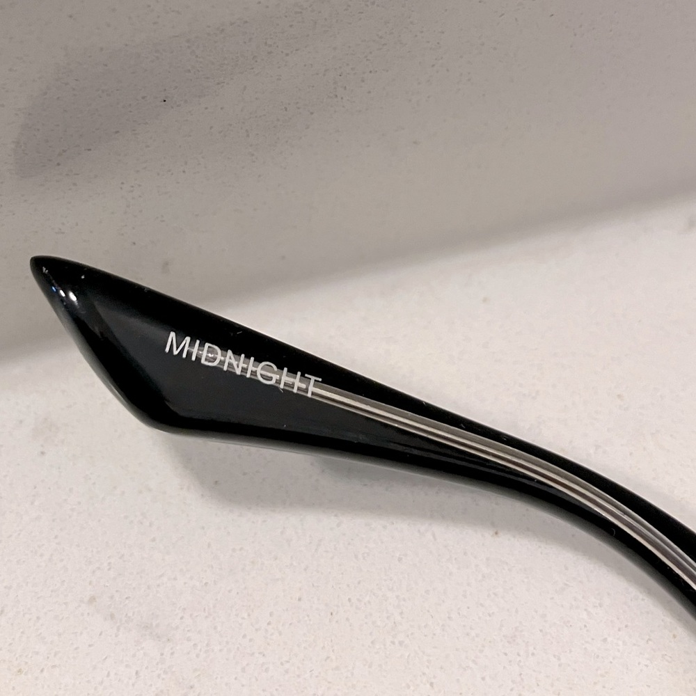 Chic Black Rectangular Sunglasses - image 8